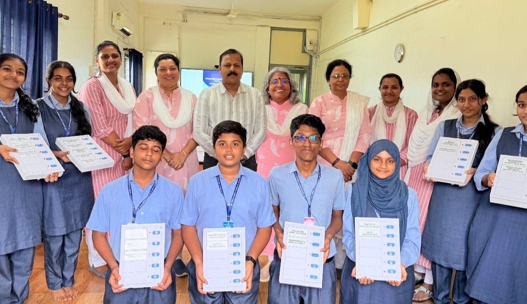 പ്രായമാകും മുമ്പേ ക്രെസൻറിലെ കുട്ടികൾഇലക്ട്രോണിക്ക് മെഷ്യനിൽ വോട്ട് ചെയ്തു